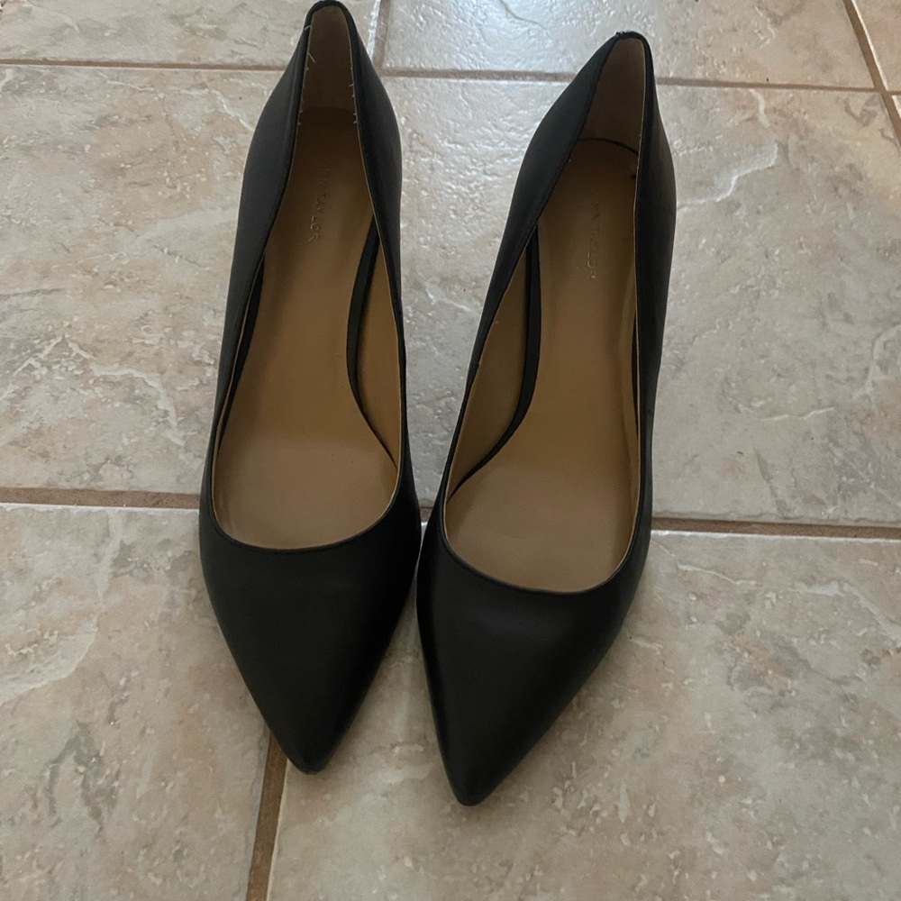 Ann Taylor Classic Elegant Black leather Women's Pumps Heels size 8 1/2 8.5